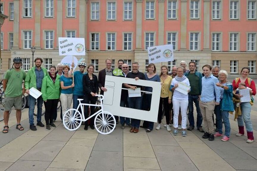 Volksinitiative „Verkehrswende Brandenburg jetzt!“ Die Volksinitiative „Verkehrswende Brandenburg jetzt!“ beim Kampagnenstart vor dem Landtag in Potsdam.