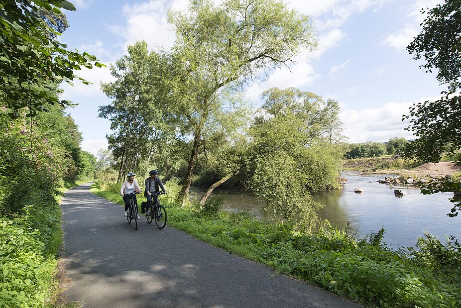 ADFC-Qualitätsradroute Fulda-Radweg R1 Zwei Radler an einem Fluss