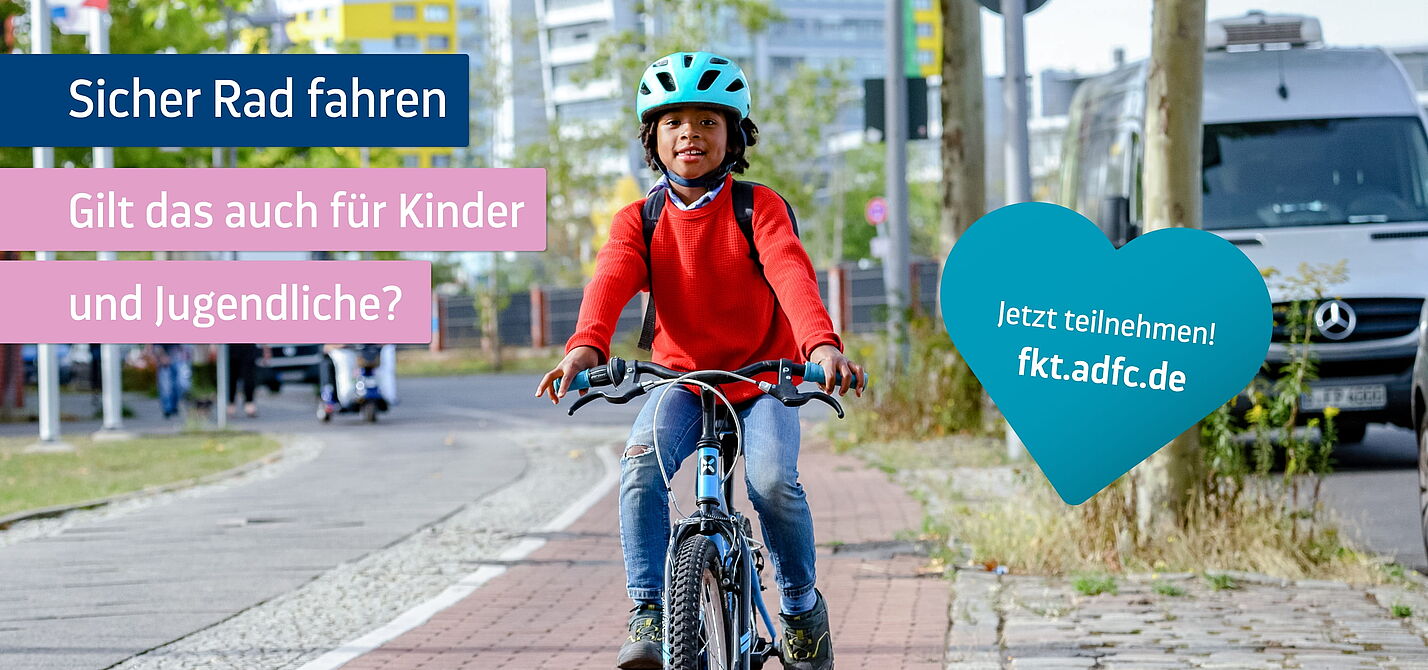 Ein Kind mit blauem Helm und rotem Pullover fährt mit dem Fahrrad auf einem Radweg in der Stadt. Im Hintergrund sind Straßen, Bäume und Gebäude zu sehen. Die Grafik fragt, ob sicheres Radfahren auch für Kinder und Jugendliche gilt.