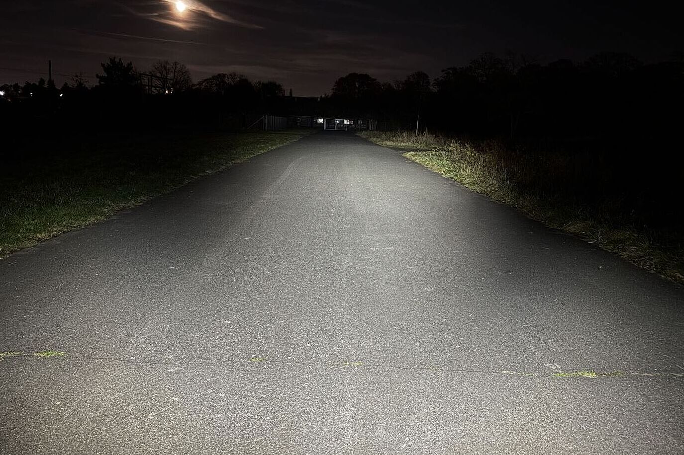 BUMM Fern Das eingeschaltete Fernlicht der Busch+Müller-Leuchte in dunkler Umgebung.