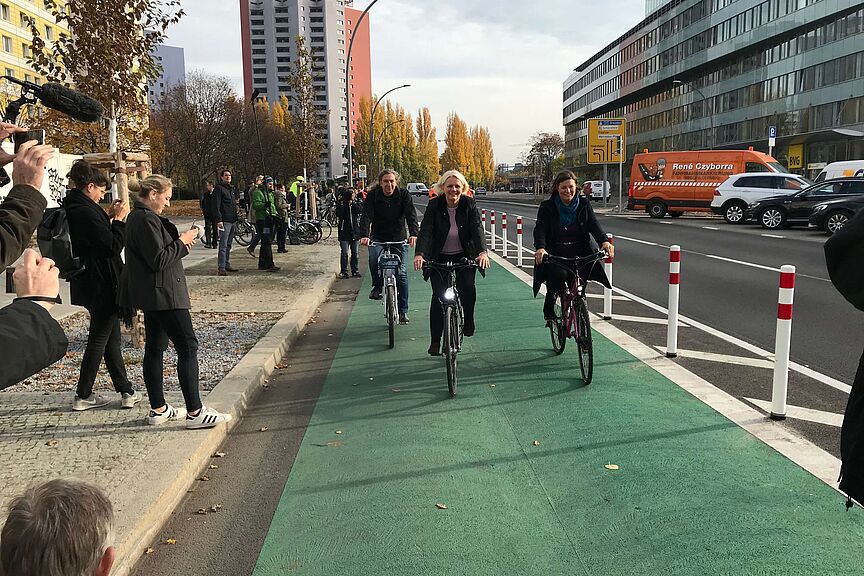 Geschützter Radfahrstreifen Berlin Senatorin Regine Günther weiht den ersten geschützten Radfahrstreifen auf der Holzmarktstraße in Berlin-Mitte ein.