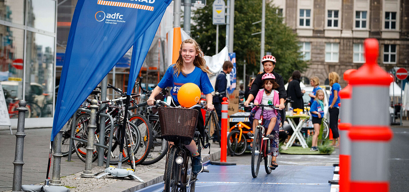 Zwei Kinder fahren auf temporärer Protected Bikelane