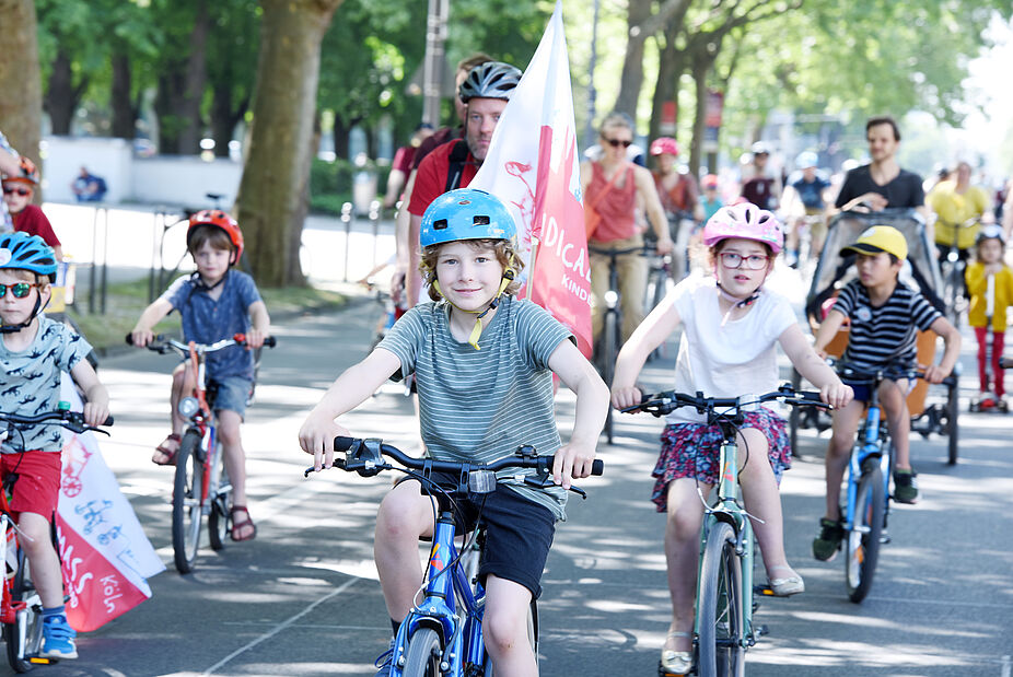 Kidical Mass Köln: Fahrraddemo für kinder- und fahrradfreundliche Straßen Kleinlkinder auf dem Rad